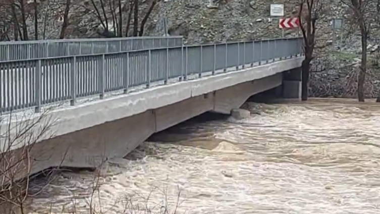 Tunceli'de taşkın nedeniyle minibüsteki 11 kişi mahsur kaldı